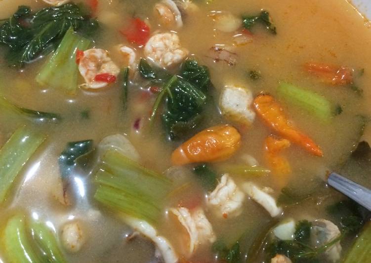 bahan dan cara membuat Tom yum seafood