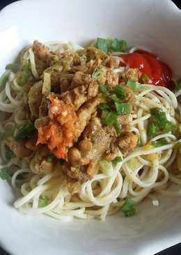 Mie ayam kuah kuning