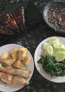 Ikan mas bakar dengan lalapan (ala tepi sawah)