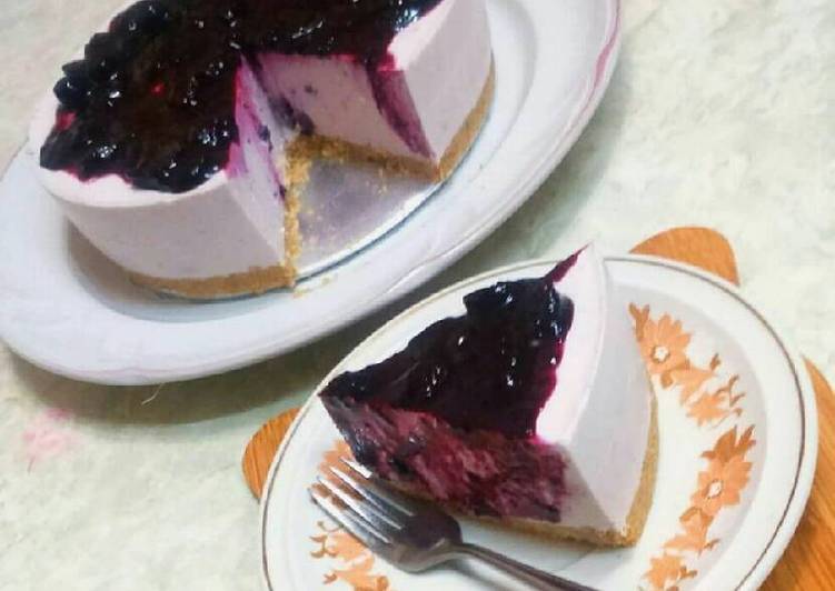 bahan dan cara membuat No bake yogurt cake with blueberry sauce