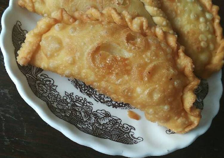 Resep Pastel Isi Kentang Wortel dan Telur Karya Roselina Vindy Pramitha