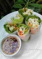 DIET SPRING ROLLS with sesame seed Dipping Sauce