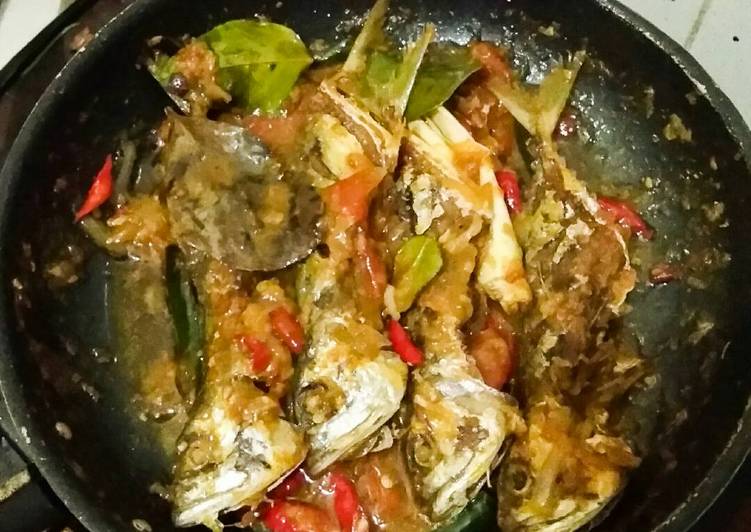 cara membuat Ikan kembung asam manis