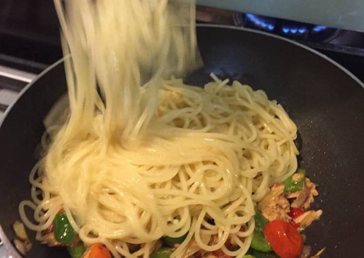 bahan dan cara membuat Spaghetti Tuna (Spicy)
