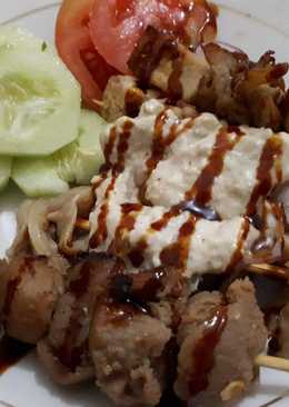 Sate vegetarian dengan bumbu kacang mete