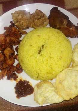 Nasi kuning gurih magic com