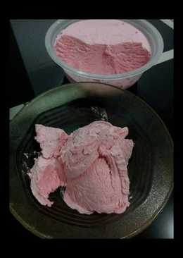 Homemade Strawberry Ice Cream