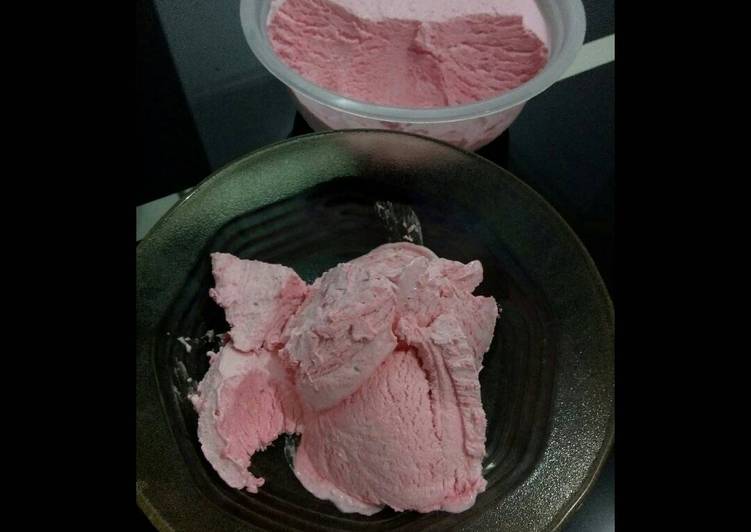 gambar untuk resep Homemade Strawberry Ice Cream