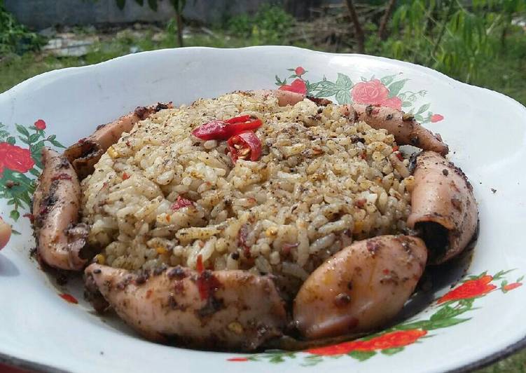 resep lengkap untuk Nasi goreng cumi hitam