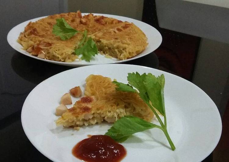 bahan dan cara membuat Omelet Mie Sosis