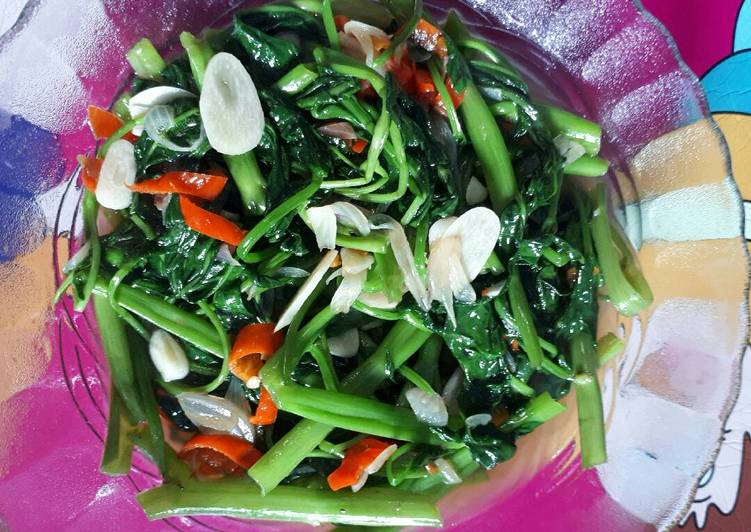 gambar untuk cara membuat Menu makan siang cah kangkung terasi