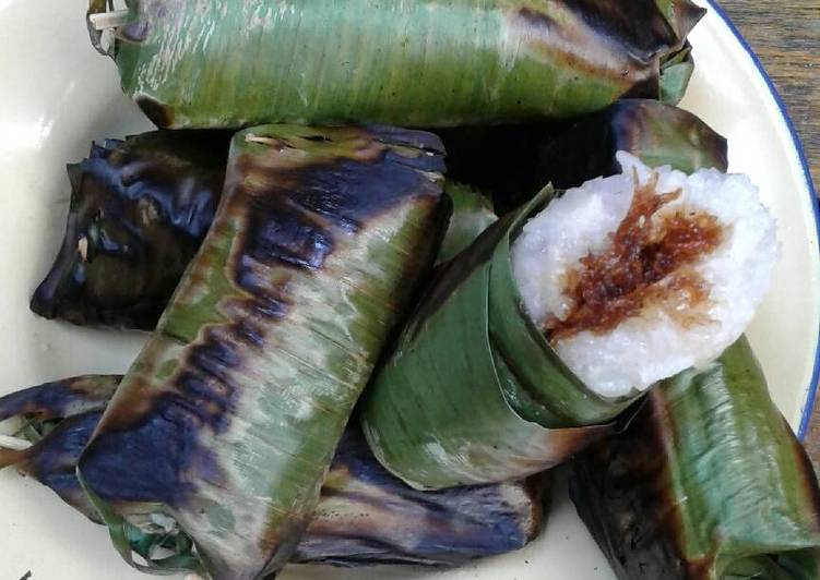 cara membuat Lamang Baluwo aka Lemper isi unti klapa ??