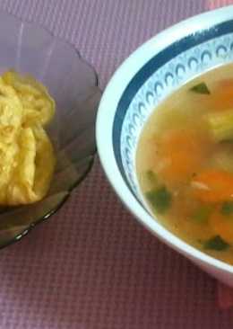 Nasgor bungkus telur dadar dan sop bakso ikan