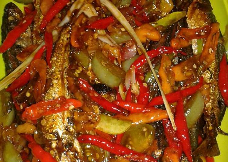 resep makanan Ikan layang kecap pedas manis