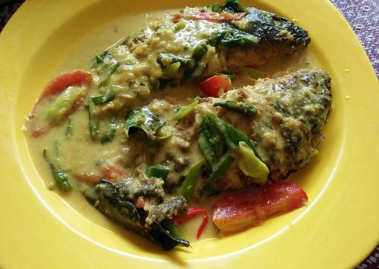 cara membuat Ikan mas bumbu kuning