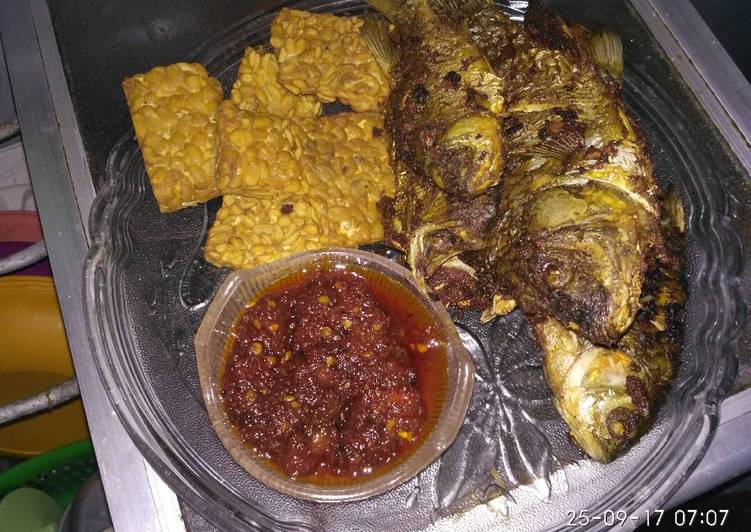 cara membuat Ikan,tempe goreng sambel bajak.