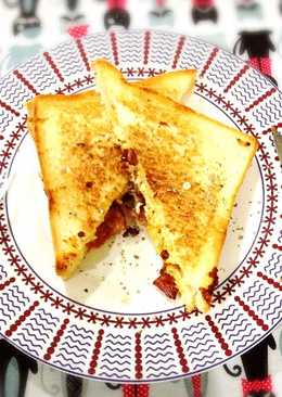 Sandwich toast with scramble egg & ham for breakfast