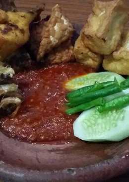 Tempe, Tahu, Ayam dan Ikan Asin Ala Sambal Penyet Lamongan