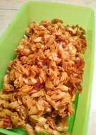 Keripik kulit lumpia pedas