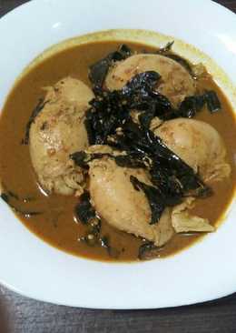 Gulai telur ceplok daun lelem