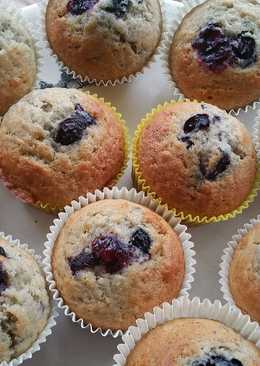 Very berry yoghurt muffins