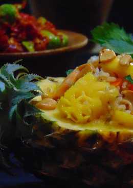 Thai fried rice in pineapple