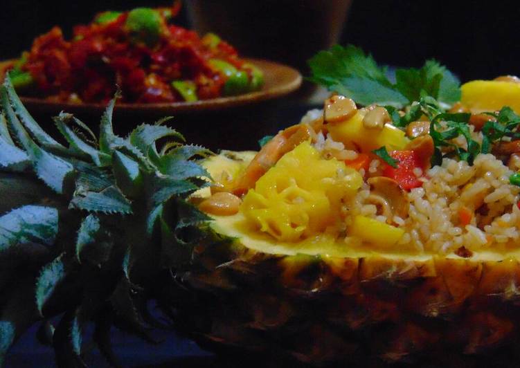 bahan dan cara membuat Thai fried rice in pineapple