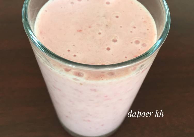 bahan dan cara membuat BanBerry (Banana Strawberry) Smoothies