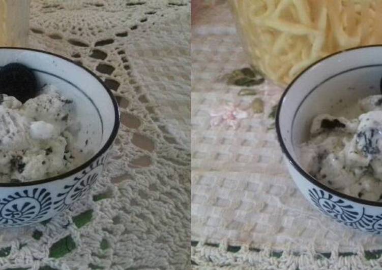 resep lengkap untuk Ice Cream Vanilla Oreo Lembut dan Gurih (Cookies & Cream)