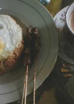 Nasi goreng ayam sosis pedes