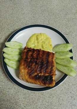 Ikan salmon panggang saus kuning