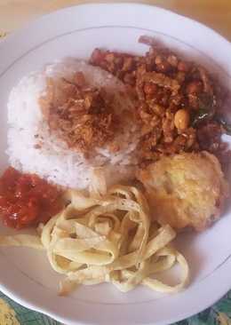 Nasi Uduk Komplit dg perkedel sayur,tempe caramel,telur dan sambal