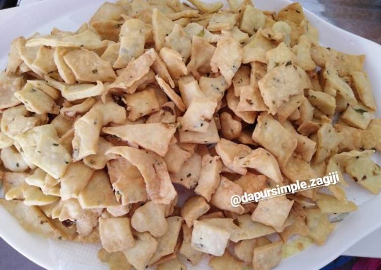 bahan dan cara membuat Keripik Bawang Keju