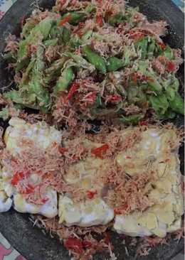 Pecelan Kembang Turi dan Tempe Penyet (urap-urap Bunga Turi)