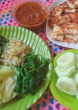 Pecel dengan tahu telur