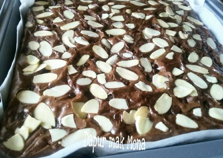 Resep "Brownies choco chips almond shiny crust" ??