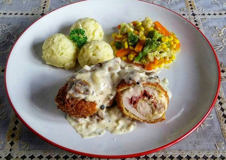 cara membuat Chicken cordon bleu with creamy mushroom sauce