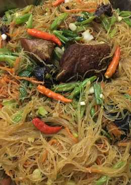 Bihun Goreng dengan Kaki Babi