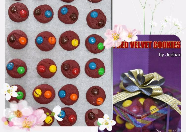 resep lengkap untuk M&M Red Velvet Cookies