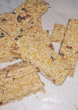 Granola bar dengan biji wijen, kacang tanah, ga pake gula