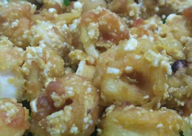 bahan dan cara membuat Cumi crispy saus telur asin