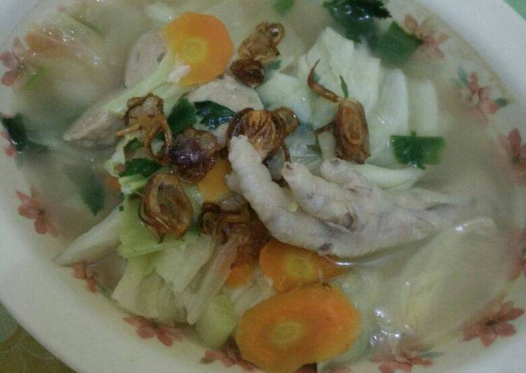 bahan dan cara membuat Sop ceker ayam bakso simple