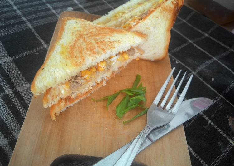 resep lengkap untuk Sandwich Tuna 3 Tumpuk