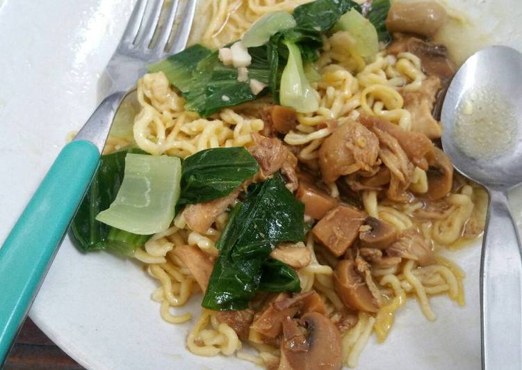 Resep Mie (bakmi wortel) ayam jamur Kiriman dari Selvia Ong