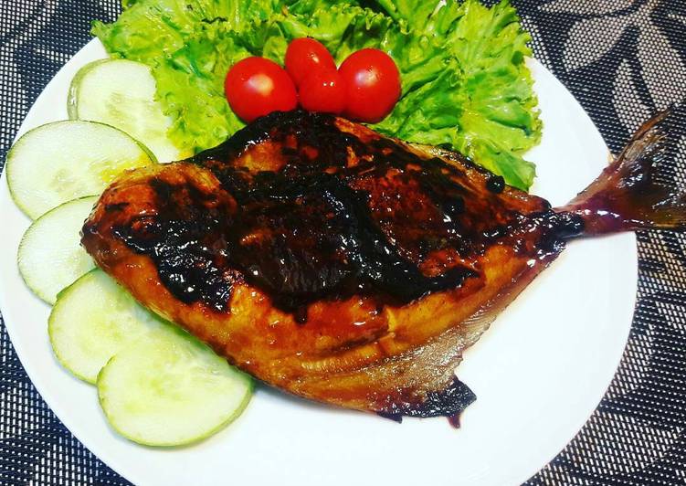 bahan dan cara membuat Ikan Bawal Bakar ala Chef Restu