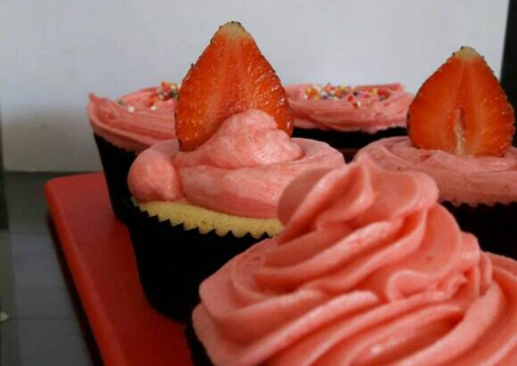 gambar untuk cara membuat Vanilla cupcake strawberry