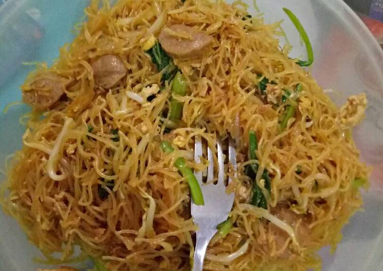 bahan dan cara membuat Bihun Goreng Bakso