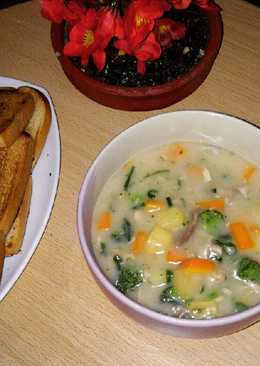Creamy chicken soup with toast