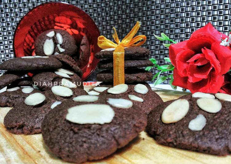bahan dan cara membuat Kue Kering: Chocolate Almond Cookies