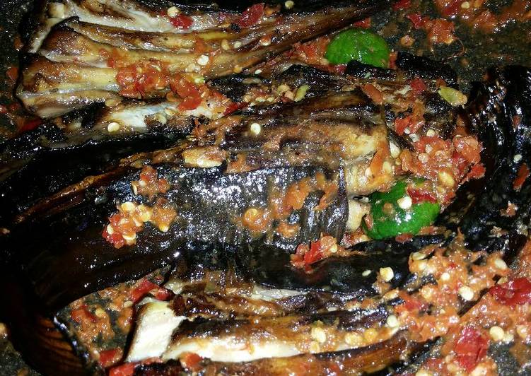 gambar untuk resep Ikan pari asap sambal terasi (iwak pe) ala mama ine